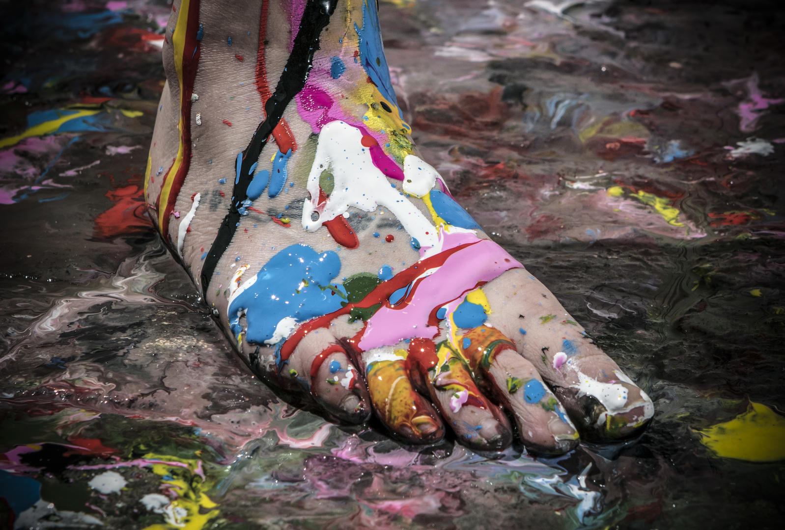 Were painted. Feet Painting. Painted feet. Ким Эйрс фотограф.