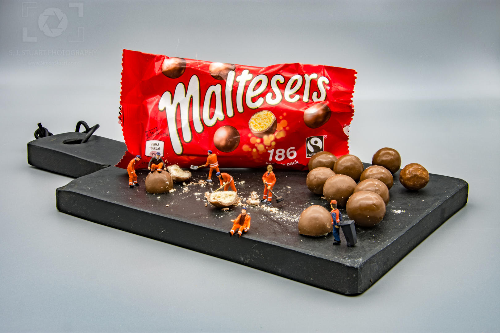 Шоколадные шарики в красной упаковке Maltesers