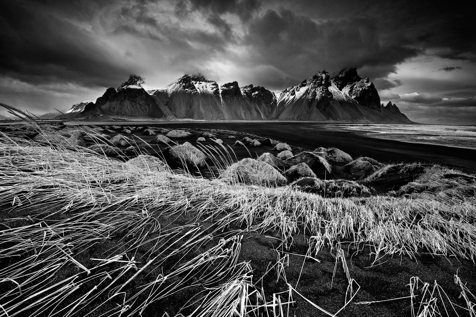 Раскрашивать черно белые фото. Графика в фотографии. Черно фотографии. Остров широкий черно белый. Чб фото Графика.