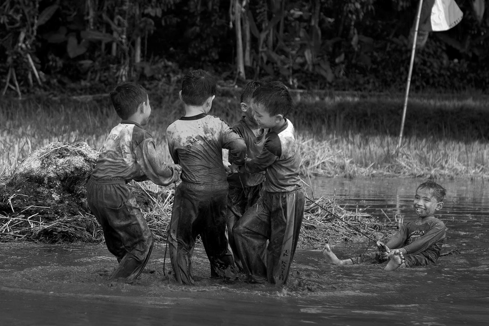 we-are-friends-by-chee-keong-lim-photocrowd-photo-competitions