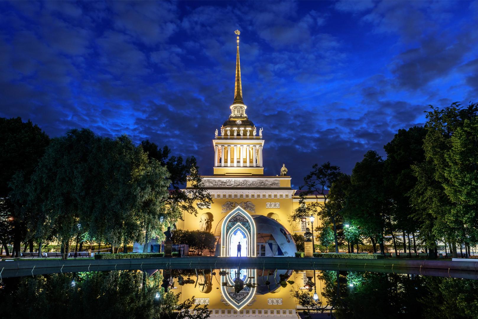 Адмиралтейство в санкт петербурге фото. Адмиралтейство в Санкт-Петербурге. Здание Адмиралтейства в Питере. Адмиралтейство в Санкт-Петербурге ночью. Адмиралтейство в Петербурге ночной вид.