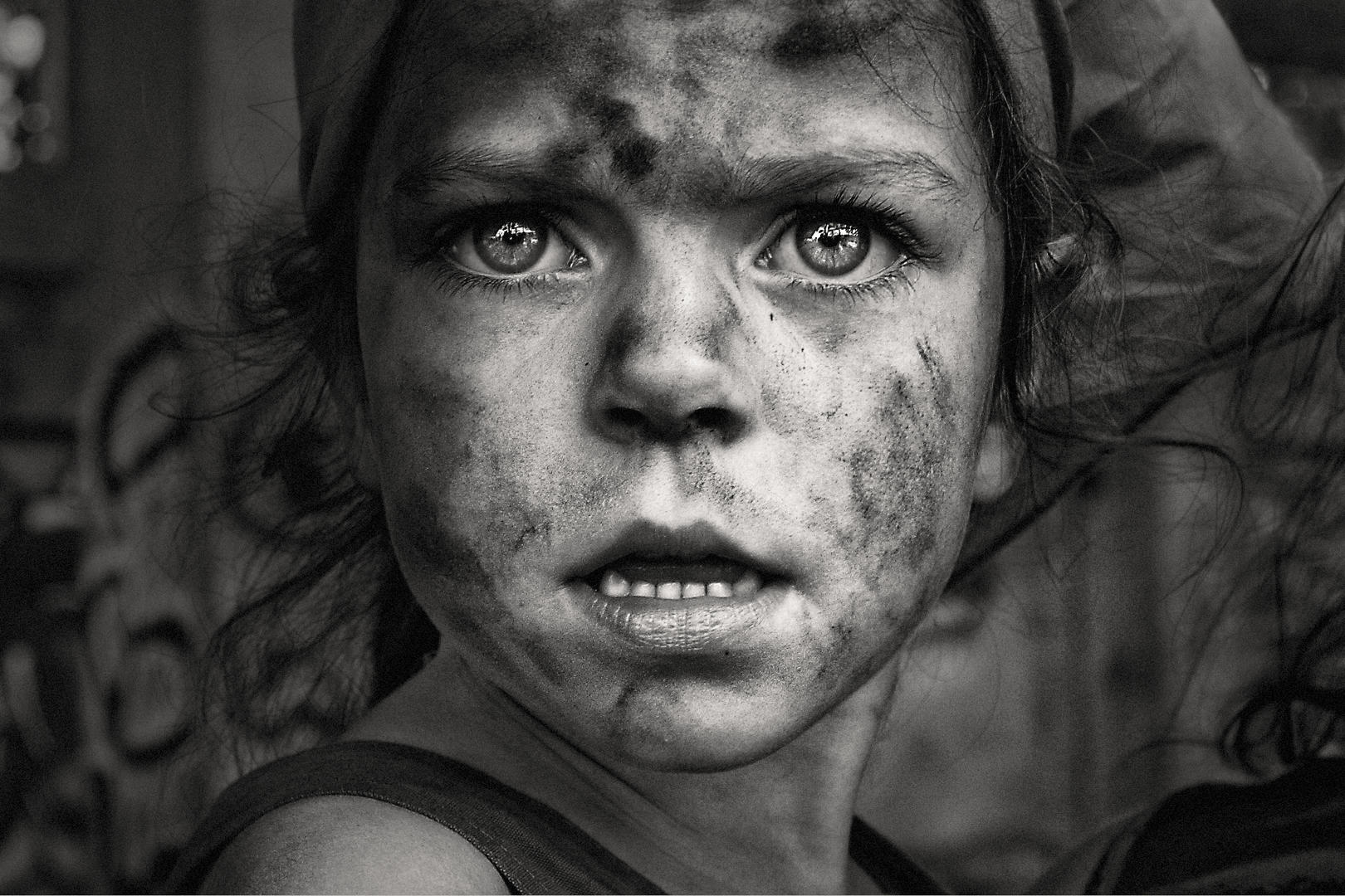 Brief and entries | Eyes in Black and White - Portrait photo contest