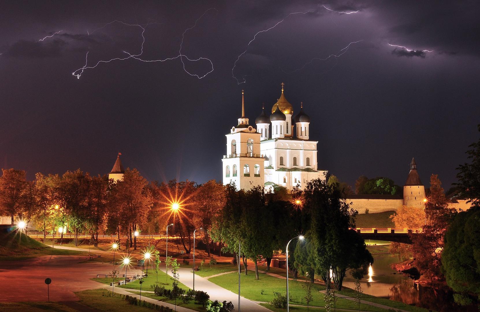 Псков в реальном времени. Псов Троицкий собор ночь. Троицкий собор Псков ночью. Ночной Кремль Псков. Псковский собор Святой Троицы ночью.