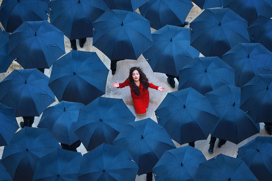 Зонтики фото много синих. Umbrella photo above. Paraskevas. Bright objects